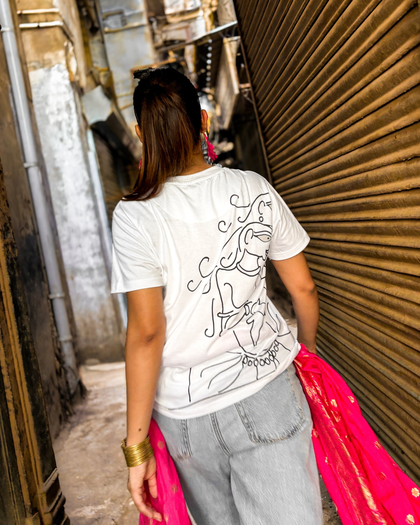 The Garland Weaver T-SHIRT - Devdutt